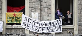 Quand les manifestations ne sont pas possibles, le mouvement pour l’environnement cherche d’autres voies d’action : Que ce soit sur le net, à la fenêtre, ou encore les deux à la fois