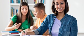 Junge Frau beim Lernen