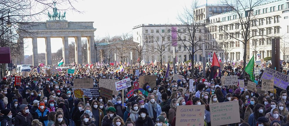 Feminismus sah vor 40 Jahren anders aus als heute: Demonstration zum Weltfrauentag 2021 vor dem Brandenburger Tor in Berlin.