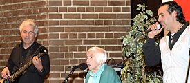 Kutlu Yurtseven (Microphone Mafia) bei einem Auftritt mit Esther und Joram Bejarano, April 2015