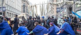 Aktivist*innen von Extinction Rebellion Spanien marschierte für „die toten Ozeane“ auf der Gran Vía in Madrid.