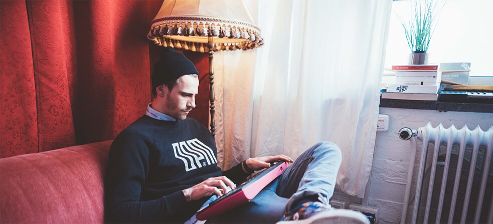 Fynn Kliemann Fynn sitzt mit Synthesizer auf der Couch
