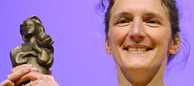 Martina Wildner bei der Verleihung des Deutschen Jugendliteraturpreises 2014 mit dem „Momo“-Pokal. 