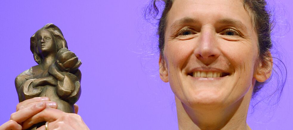 Martina Wildner mit dem „Momo“-Pokal. Martina Wildner bei der Verleihung des Deutschen Jugendliteraturpreises 2014 mit dem „Momo“-Pokal.