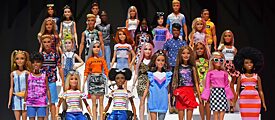 Beaucoup de divers jouets barbies sur fond noir