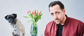 Danger Dan und ein Hund schauen in die Kamera.