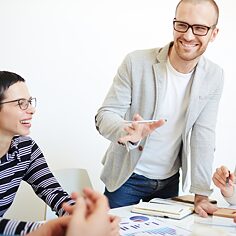 drei junge Menschen im Gespräch