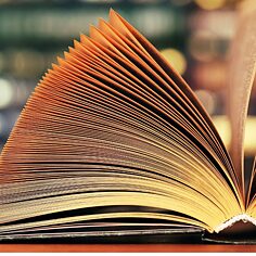 man sieht ein aufgeklapptes Buch