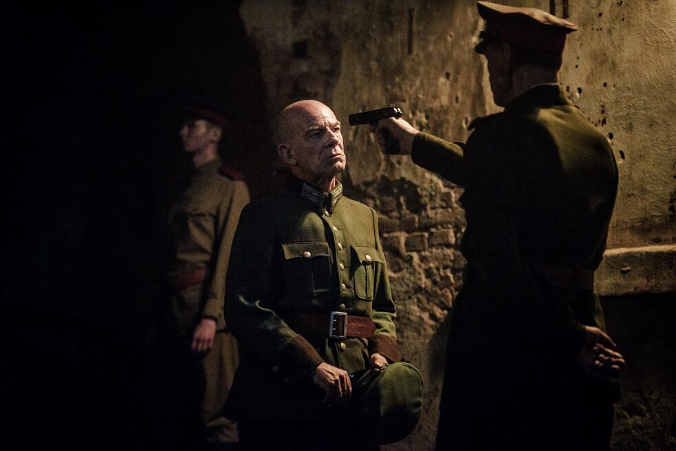 The Russian secret service is after the life of a high-ranking German officer (Martin Wuttke).
