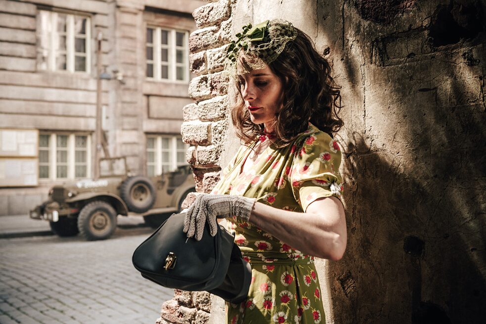 Marianne (Anne Ratte-Polle) disguises herself as a prostitute and sets a trap.