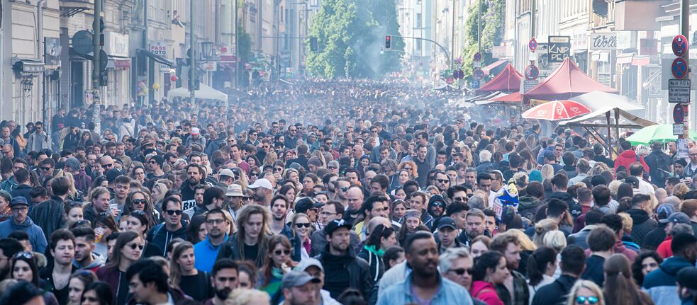 Linke Demonstration und das multikulturelle „MyFest“. Linke Demonstration und das multikulturelle „MyFest“: In Berlin gehört beides zusammen und zieht jedes Jahr zum 1. Mai zehntausende Menschen nach Kreuzberg.
