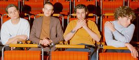 4 Musiker sitzen im Kino