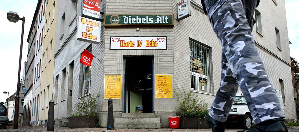 Die lokale Gastronomie in Duisburg passt sich an die Realität an. Die lokale Gastronomie in Duisburg passt sich an die Realität an: Aufgrund der Vielzahl von Hartz IV beziehenden Stammkunden hat sich der Besitzer des Kiosks im Duisburger Stadtteil Hochfeld zur Umbenennung seiner Trinkhalle in „Hartz IV Ecke“ entschieden.