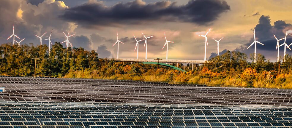 In strukturschwachen Regionen ist oft viel Platz für Energieerzeugung. In strukturschwachen Regionen ist oft viel Platz, der wie hier in Bitterfeld-Wolfen für Energieerzeugung genutzt werden kann. Die Autor*innen der Studie fordern, dass die Gewinne wieder in die Region fließen sollen.