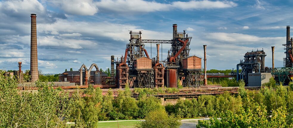 Verlassene Fabriken wie hier in Duisburg. Früher top, heute vergessen: Verlassene Fabriken wie hier in Duisburg gibt es in den heute strukturschwachen Regionen oft zu sehen.