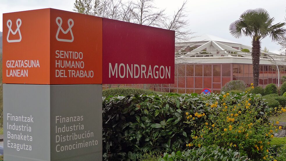 Die Firma Mondragón im Baskenland Logo der Firma vor einer ihrer Niederlassungen.