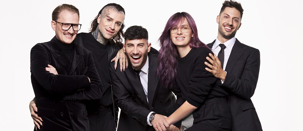 Key art from the Netflix series "Queer Eye Germany" showing the fab 5: Jan-Henrik Scheper Stuke, David Jakobs, Ayan Yuruk, Leni Bolt, Aljosha Muttardi.
