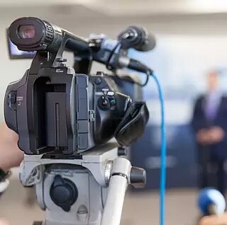 Rückansicht auf eine Videokamera im Studio. 