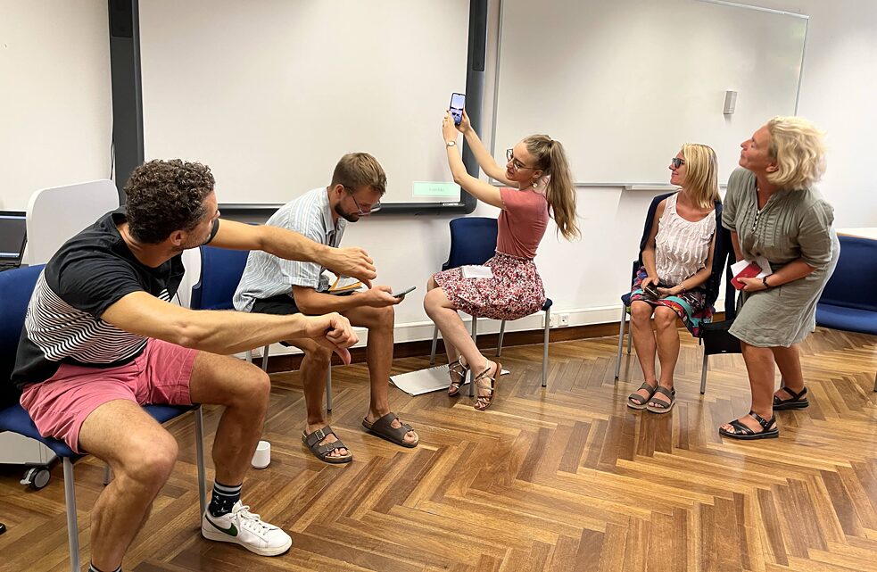 Die Seminarteilnehmer*innen üben sich in erfundenen Rollen in der Talkrunde „Wie Instagram mein Leben verändert hat“. V.l.n.r.: Luca, als Jugendlicher Instagramfan und heute Instagramgegner; Gesundheitsminister Lauterbach als Experte; die Moderatorin; Frau Parigaut, Instagramvorsitzende; Mia Kirchenhofer, die ihr ganzes Leben auf Instagram dokumentiert Die Seminarteilnehmer*innen üben sich in erfundenen Rollen in der Talkrunde „Wie Instagram mein Leben verändert hat“. V.l.n.r.: Luca, als Jugendlicher Instagramfan und heute Instagramgegner; Gesundheitsminister Lauterbach als Experte; die Moderatorin; Frau Parigaut, Instagramvorsitzende; Mia Kirchenhofer, die ihr ganzes Leben auf Instagram dokumentiert