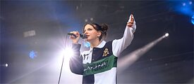 Nina Chuba auf der Bühne