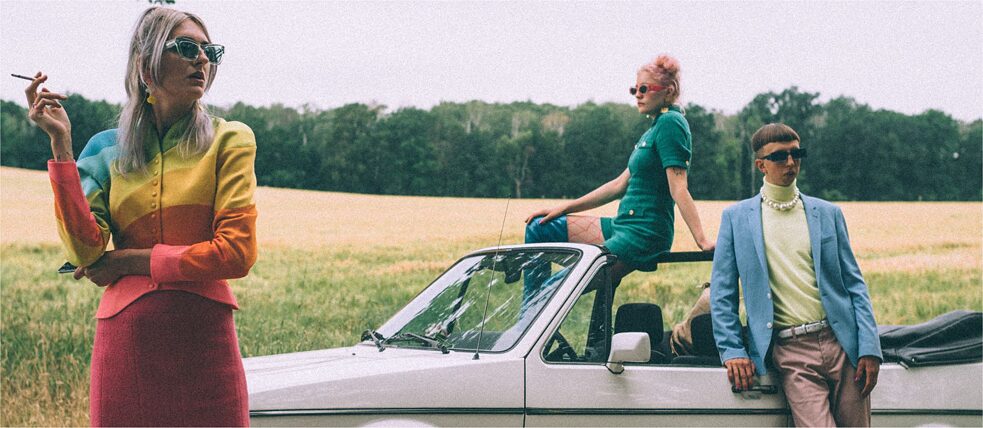 Blond Die Band Blond steht mit einem Auto im Feld
