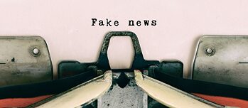 Schreibmaschine mit einem Papier, worauf "Fake News" steht