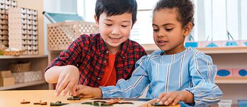 Kinder mit Buechern teaser
