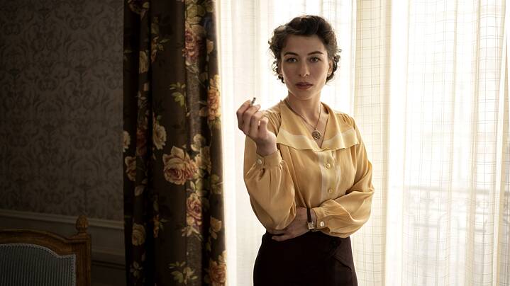 Henriette Confurius als Lena Fischmann. Production Still from the Netflix series "Transatlantic".