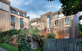 Developerský projekt Byty na Vackově v centru Prahy, který navrhla kancelář UNIT architekti, promýšlel poloveřejná prostranství, aby usnadnil navazování sousedských vztahů.