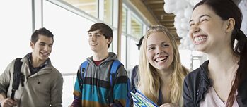 Vier fröhliche Schüler und Schülerinnen