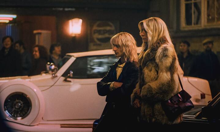 Stillframe from the Amazon Prime Germany original series "The Pimp No F**ing Fairytale" : Lena Urzendowsky portraits "Manu"
