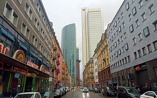 Pohled východním směrem přes Taunusstraße ve frankfurtské Nádražní čtvrti