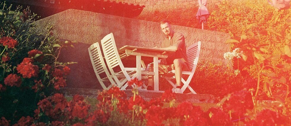 Alligatoah Ein Mann sitzt auf einer Garten-Terrasse