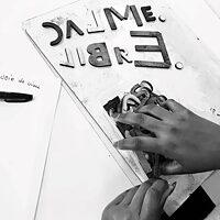 Hand bei grafischen Arbeiten