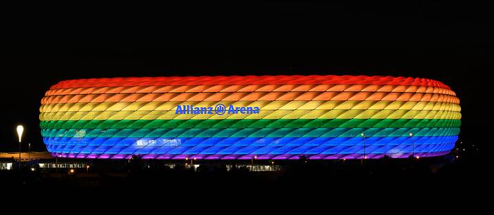 Arena in München Während der EM 2021 hatte die UEFA es verboten – am Christopher Street Day schmückte dann aber doch noch ein Regenbogen die Münchner Arena.