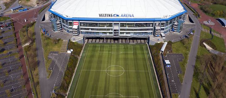 Arena in Schalke Modulares Stadion: Der Rasen der Schalker Arena lässt sich ein- und ausfahren und das Dach auf- und zuschließen.