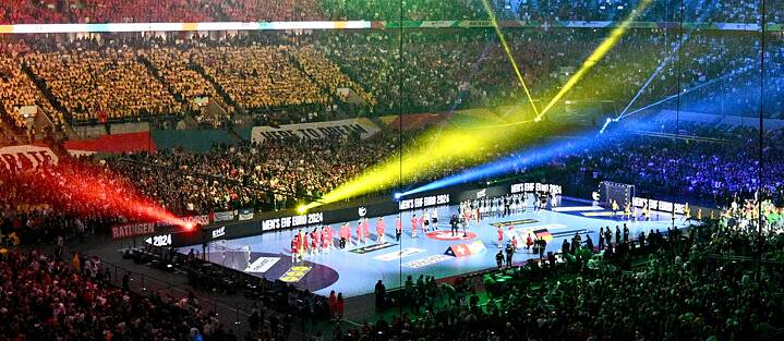 Arena Düsseldorf Nicht nur Fußball: Bei der Eröffnung der Handball-Europameisterschaft der Männer 2024 wurde ein Zuschauer-Weltrekord aufgestellt: Über 50.000 Menschen sahen das Spiel.