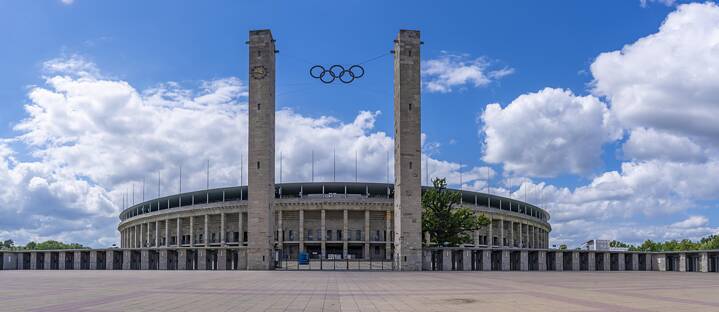 Olympiastadion Berlin Wie umgehen mit einem Stadionbau aus der Zeit des Nationalsozialismus? Das Olympiastadion Berlin bietet immer wieder Anstoß für Kontroversen.