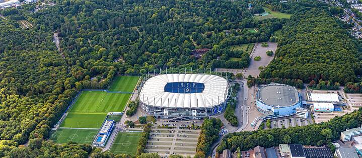 Volksparkstadion Hamburg Der Name ist Programm: Das Volksparkstadion liegt mitten im Grünen – im Hamburger Volkspark.