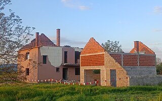 Domy v srbské vesnici Gornje Nedeljice, které jejich majitelé opustili v ůsledku zahájení těžby. Půlka vesnice je „ghost town“ a druhá půlka se snaží bojovat a žít dál.