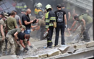 V areáli nemocnice Ochmatdyt v centre Kyjiva. Hromady trosiek pomáhali odstraňovať civilní dobrovoľníci a vojenský personál.