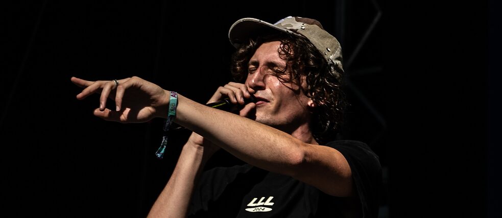 Levin Liam - Superbloom-Festival 2024 Sänger mit Mikrofon und Baseballmütze
