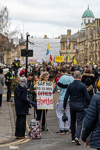 Protest proti konceptu 15-minútového mesta v Oxforde Protest proti konceptu 15-minútového mesta v Oxforde