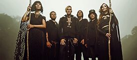 Zwei Frauen und vier Männer in schwarzer Kleidung