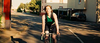 Junge Frau auf einem Fahrrad auf der Straße