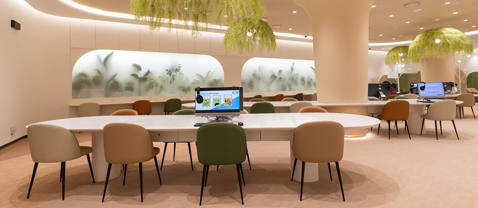 Choa Chu Kang Public Library „(Wieder) Verbinden mit der Natur“ – das ist das Motto der Choa Chu Kang Public Library in Singapur. Die Lage der Bibliothek mag da auf den ersten Blick verwundern: Sie befindet sich auf zwei Stockwerken eines Shoppingcenters.
