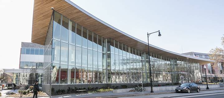 Valente Branch Library Ein gesellschaftlicher Treffpunkt will die Valente Branch Library in Cambridge (USA) sein: Im lichtdurchfluteten Gebäude stehen die Themen Inklusion und Gleichberechtigung im Mittelpunkt.