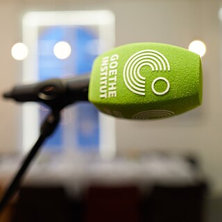 Nahaufnahme eines Mikrophons mit dem Logo des Goethe-Instituts.