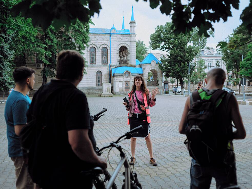 Ana Popa vysvetľuje účastníkom akcie „Critical Mass“ trasu a pravidlá spoločnej cyklistickej prehliadky mesta, ktorá sa práve začína.