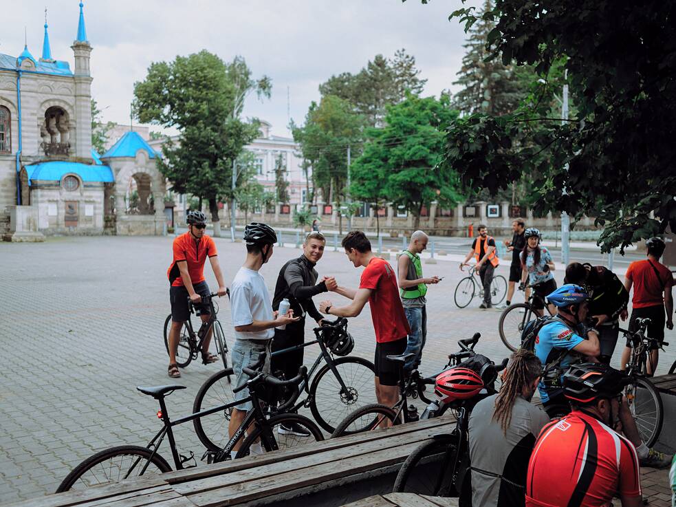 Účastníci akcie „Critical Mass“ sa zdravia v centre Kišiňova.